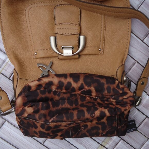 B. Makowsky designer pebble leather crossbody bag/ purse. - Picture 12 of 16